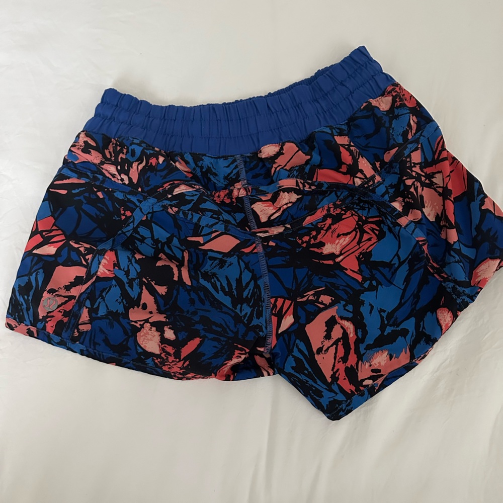 Lulu lemon Tracker short 2.5 multicolored